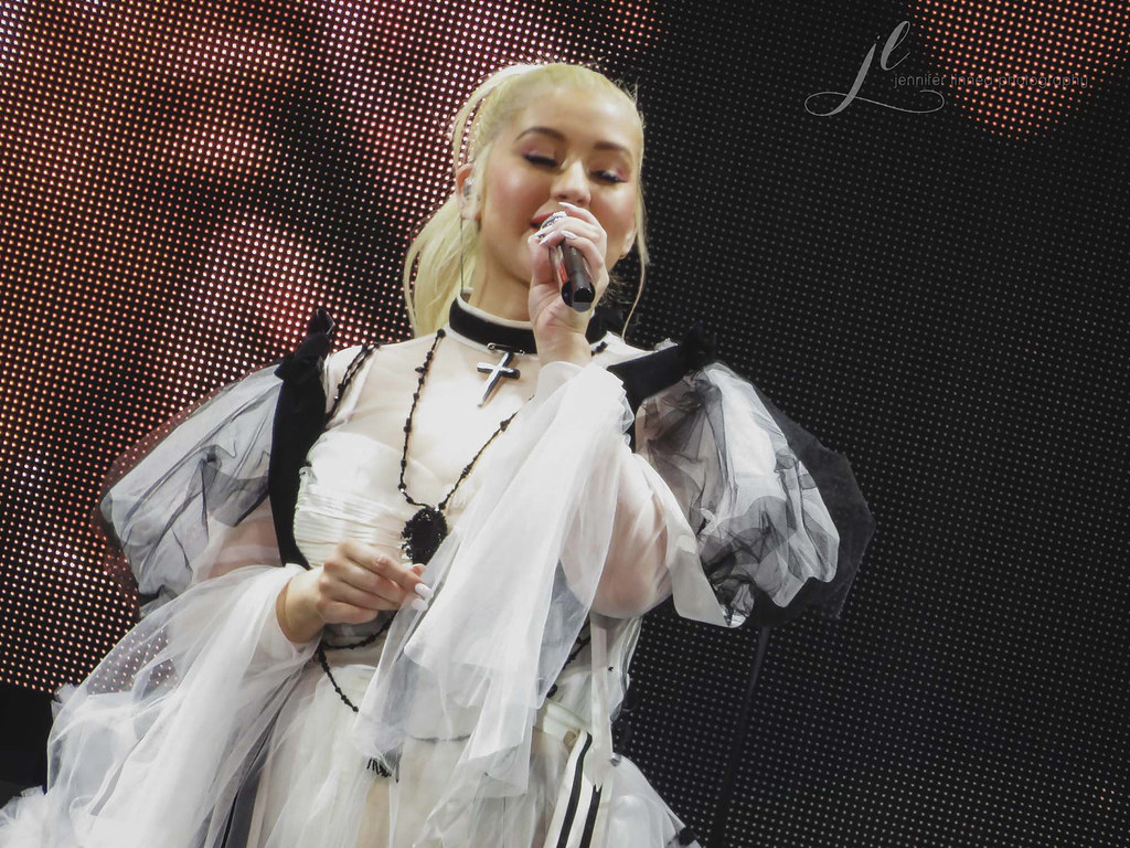 Christina Aguilera cantando no palco de olhos fechados