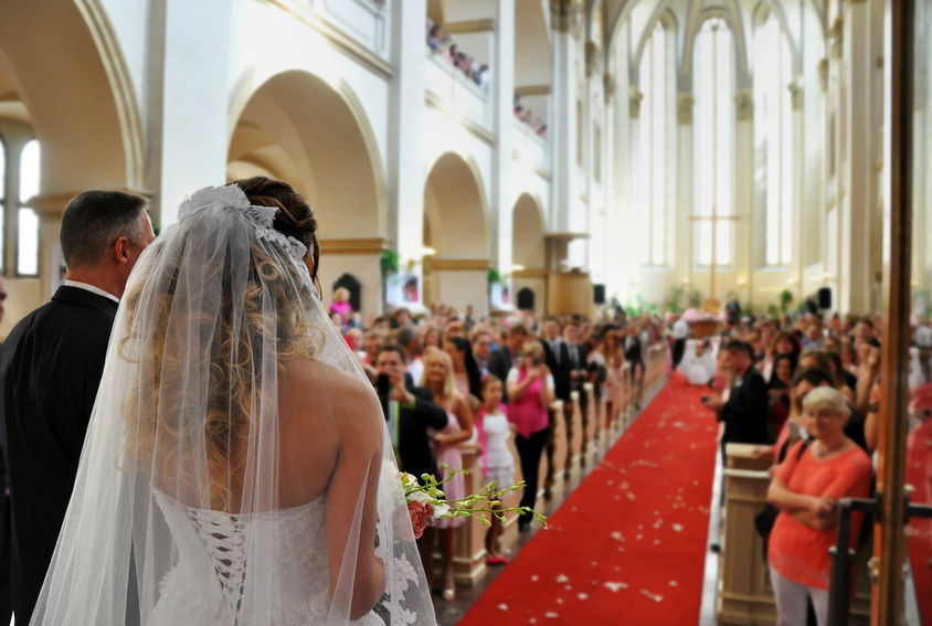 Casal no altar de frente para convidados 