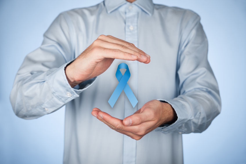 Homem com mãos em torno de laço azul, símbolo do Novembro Azul