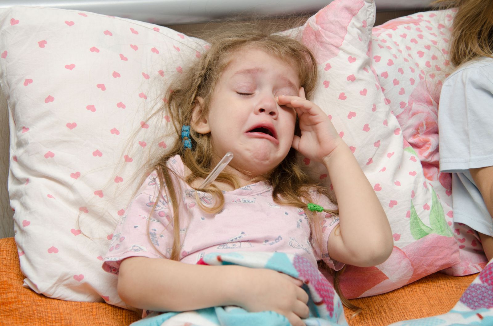 Criança chorando na cama antes de dormir