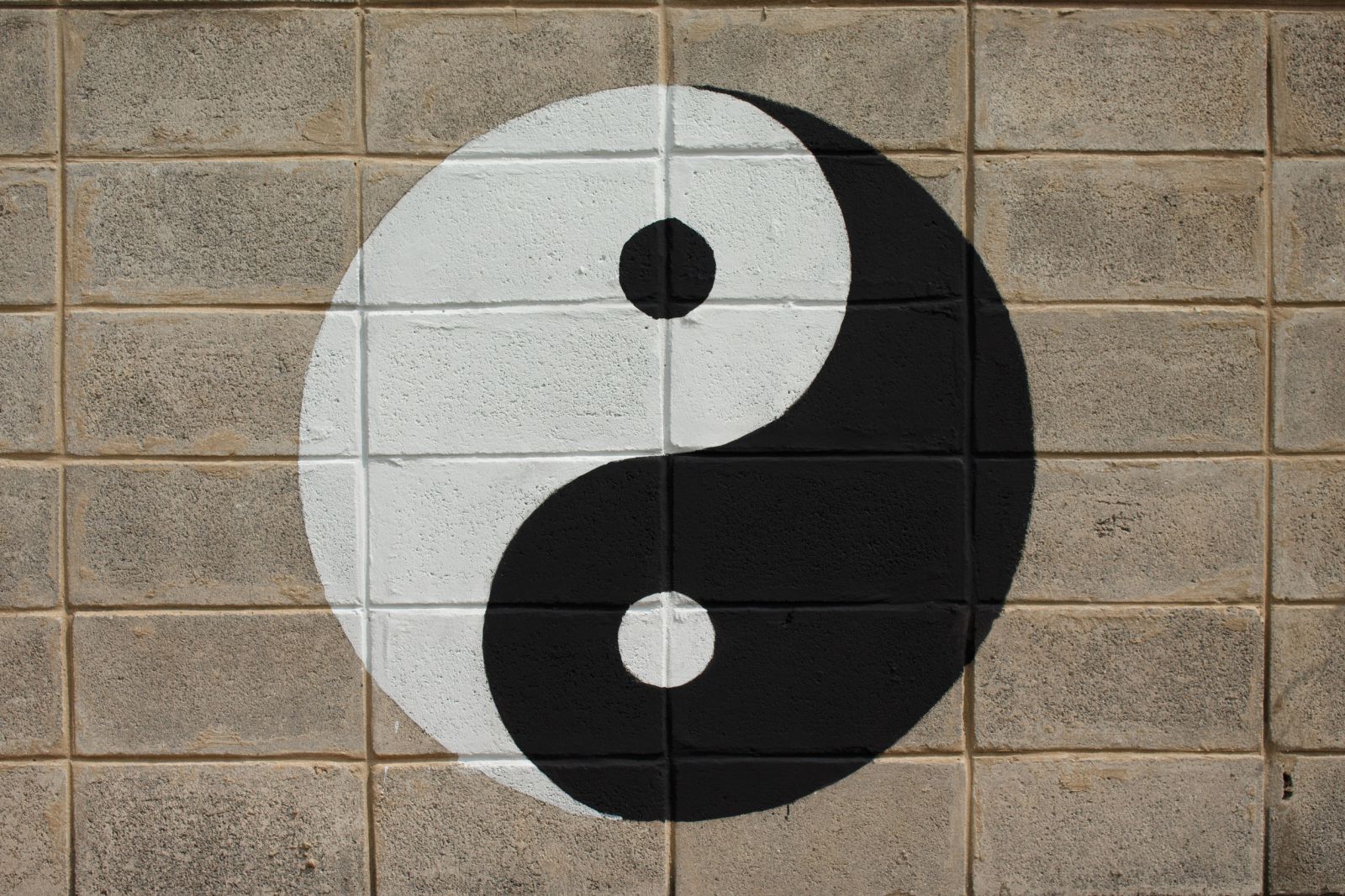 Yin e yang pintados em uma parede