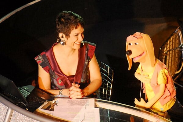 Jornalista Sandra Annenberg ao lado de um boneco de cachorro