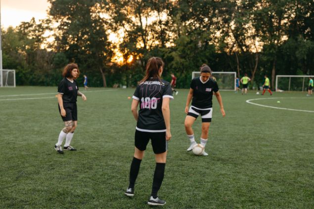 Mulheres jogando futebol