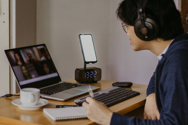 garoto de fone estudando no formato de ensino a distancia 