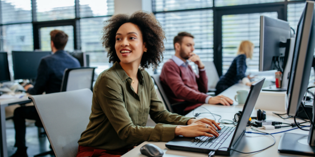 Mulher sorrindo trabalhando em um escritório