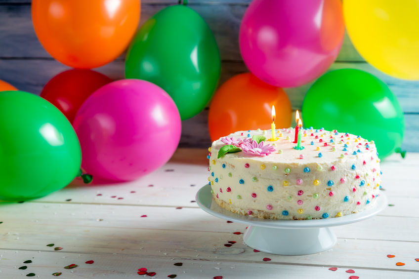 Bolo de aniversário e balões