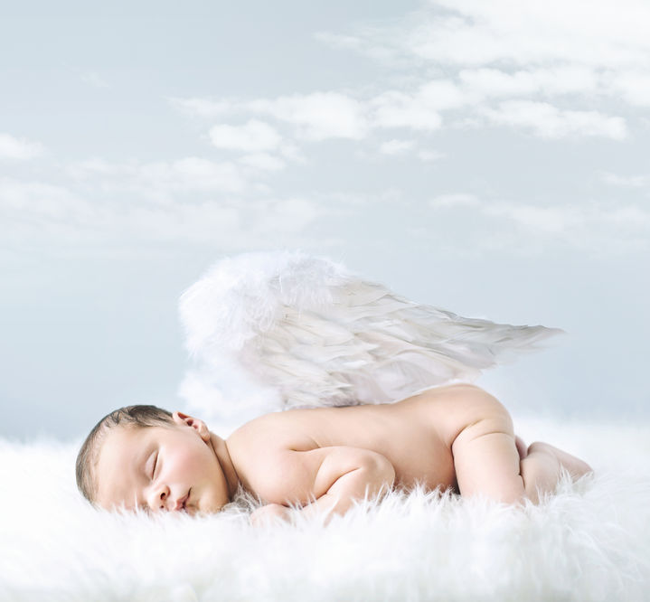 Bebê fantasiado de anjo