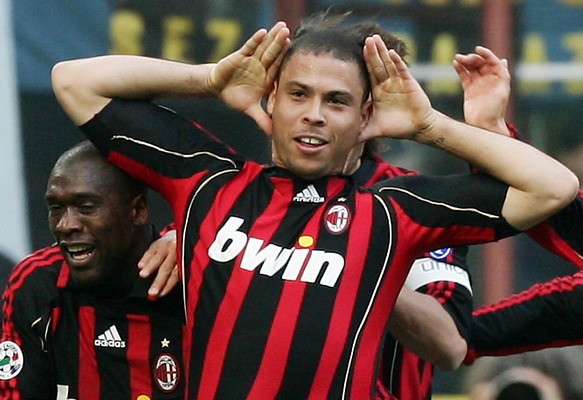 Ronaldo Fenômeno comemorando um gol com seus companheiros de time quando jogava pelo Milan, da Itália