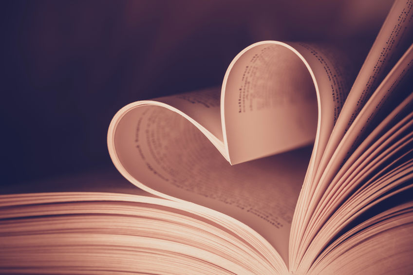 Folhas de livro formando coração