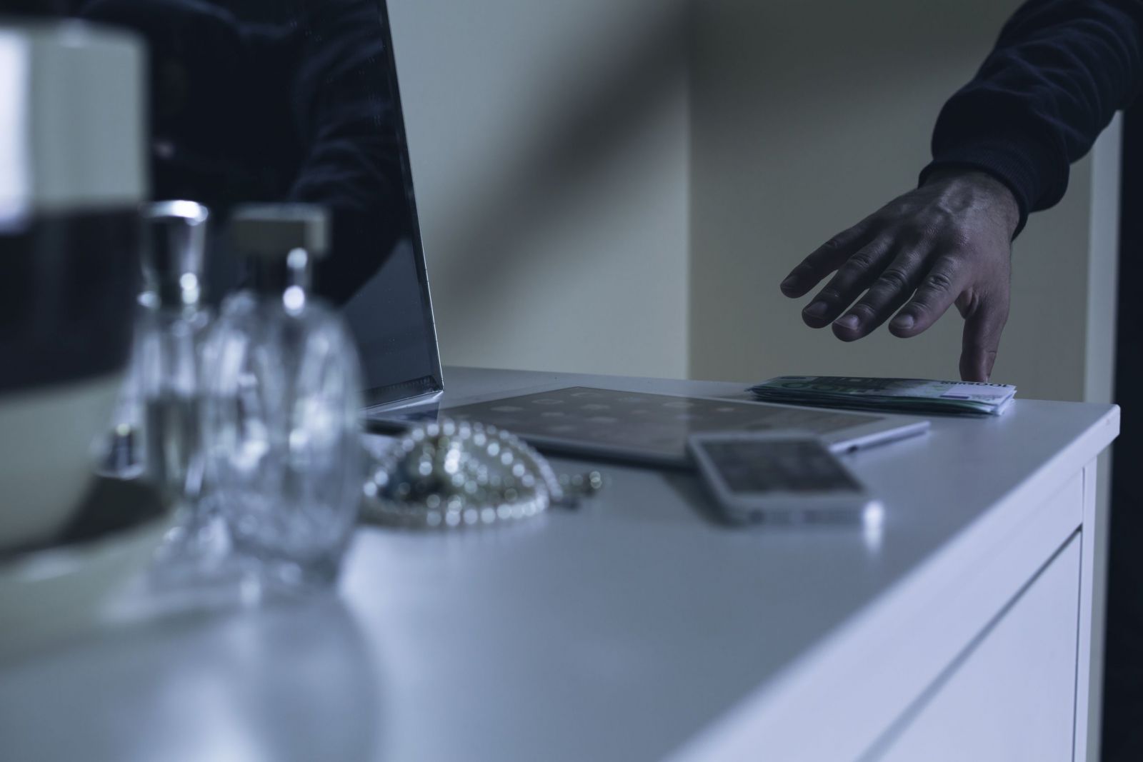 Katarzyna BiaÅ‚asiewicz / 123RF Ladrão roubando dinheiro