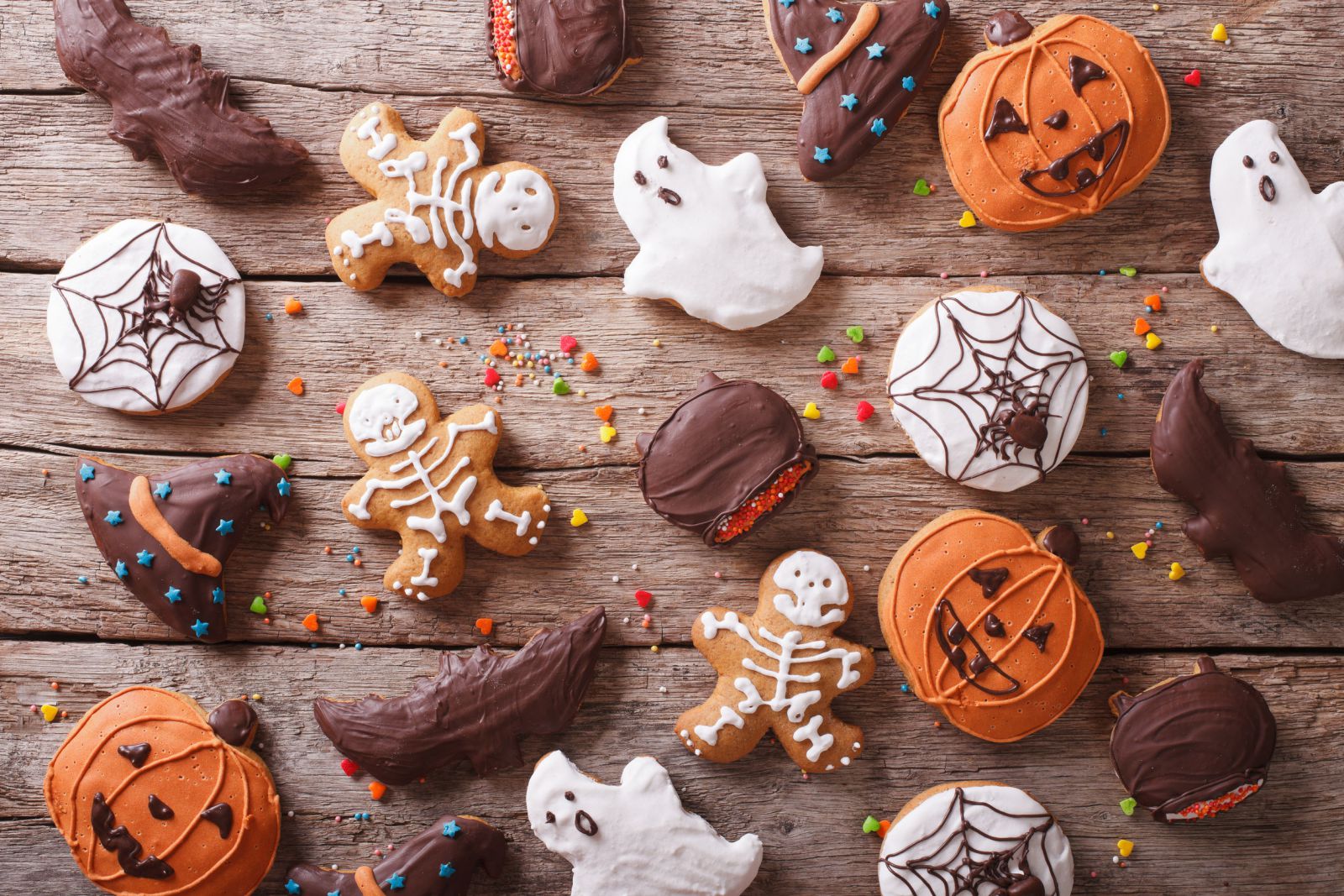 Biscoitos de halloween em formato de abóbora, esqueleto e teia de aranha