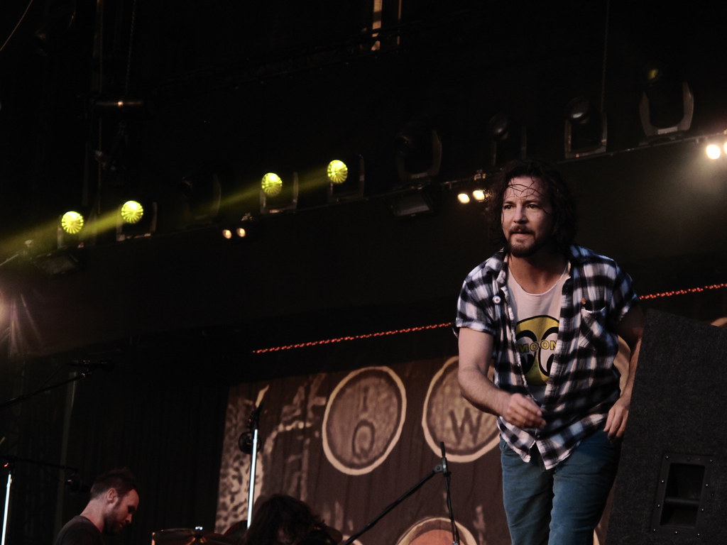Eddie Vedder no palco andando olhando para frente