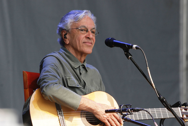 Caetano Veloso durante um show.
