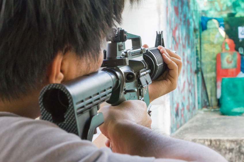 123rf / Sapol Chairatkeawcharoen Pessoa apontando arma