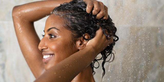 Mulher lavando o cabelo tomando banho