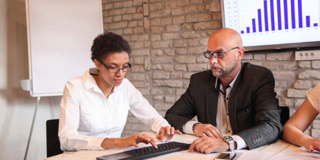 Mulher e homem sérios trabalhando juntos em um escritório