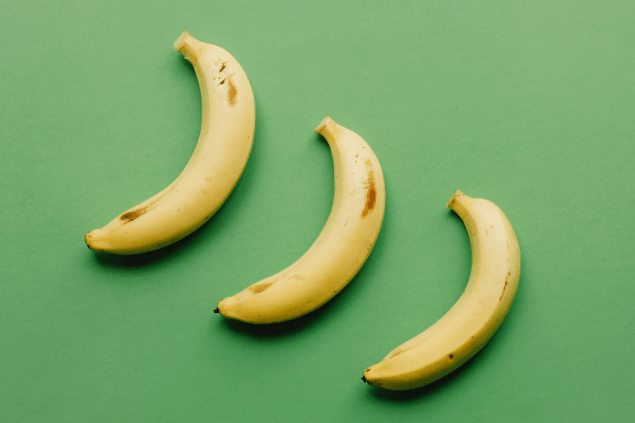 Bananas em um fundo verde