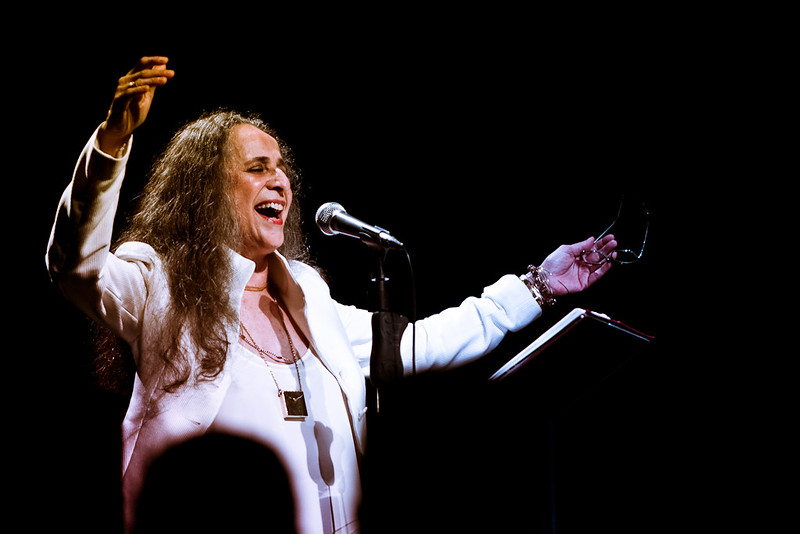 Maria Bethânia cantando.