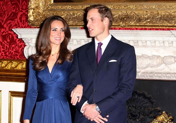 Kate Middleton sorrindo ao lado do príncipe