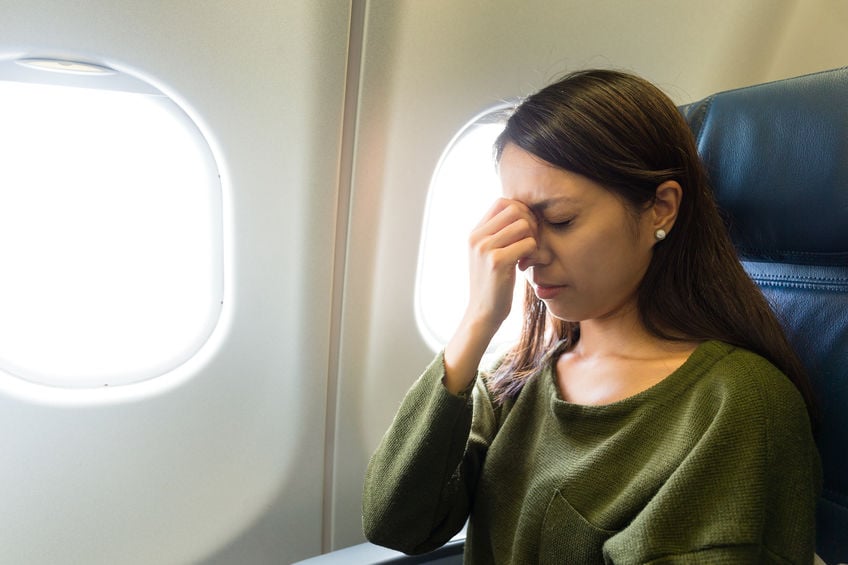 Mulher passando mal em um avião 
