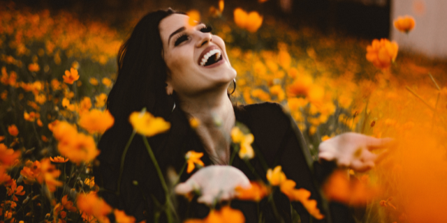 Mulher sorrindo em um campo de flores
