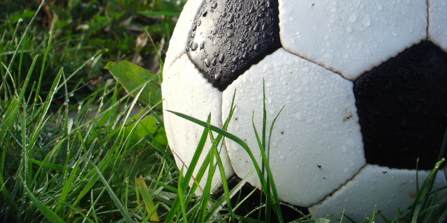 Bola de futebol no gramado