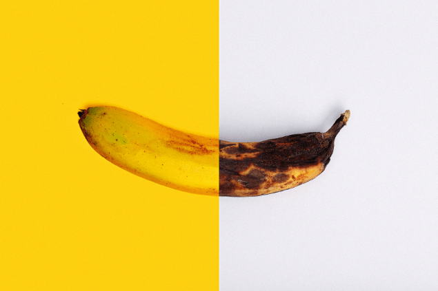 Metade de uma banana madura e outra metade podre