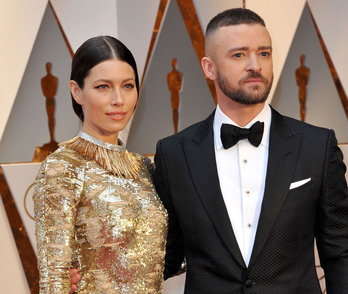 Justin Timberlake em premiação do Oscar ao lado de uma mulher com vestido brilhante