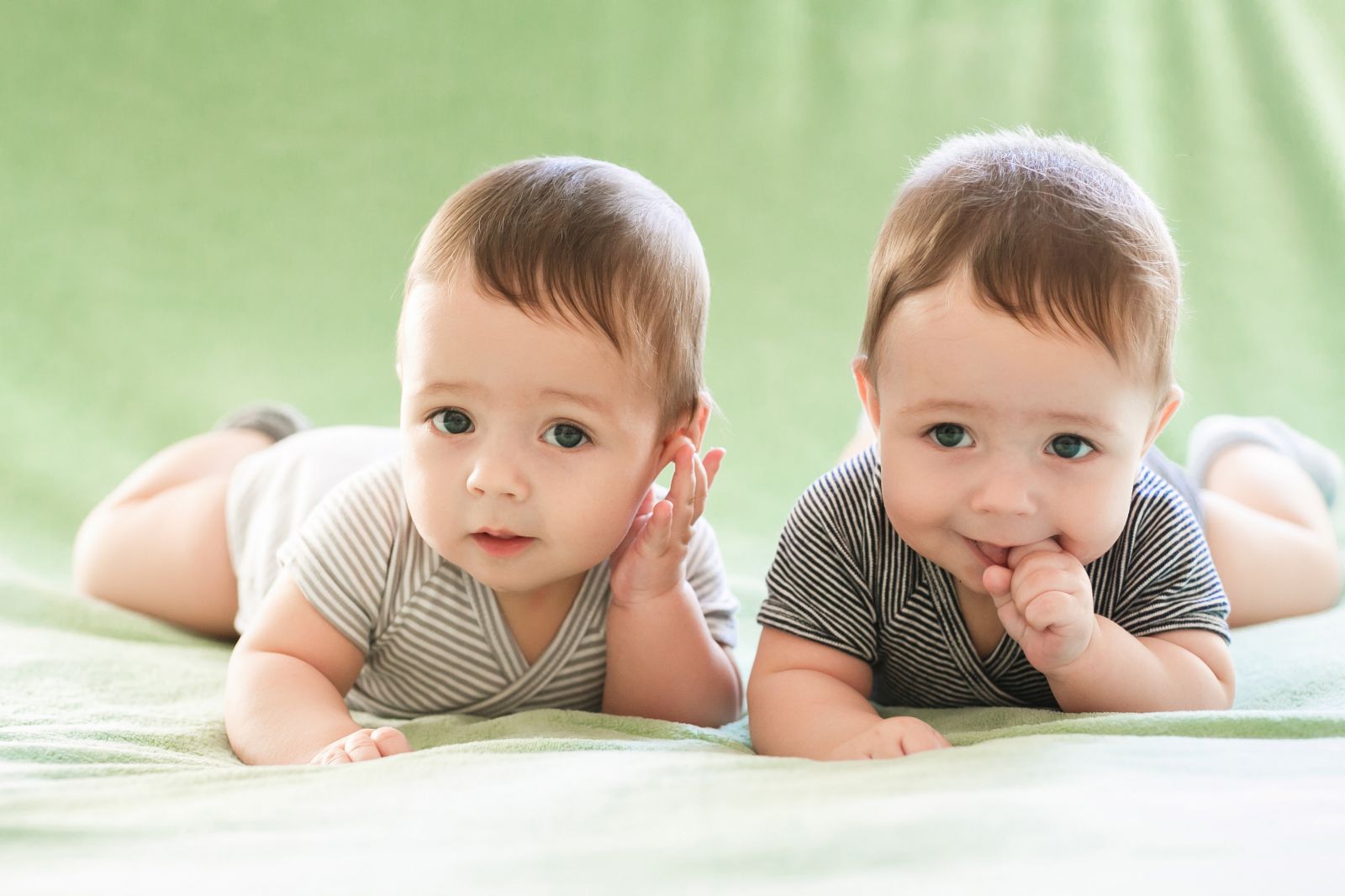 Sonhar com bebês gêmeos: descubra o que isso significa!