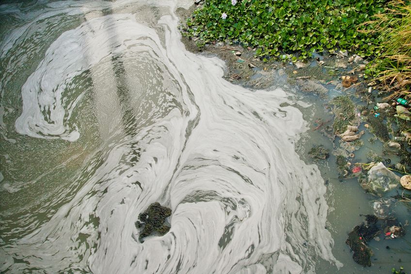 Sonhar com rio de água suja: você sabe o que isso significa?