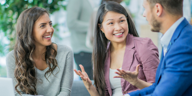 Colegas de trabalho sorrindo conversando juntos