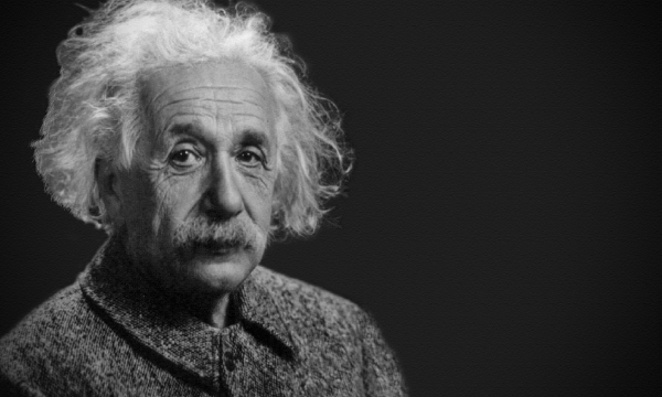 Albert Einstein olhando para o lado