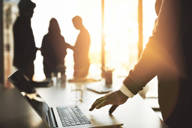 Mão de um homem mexendo em um notebook