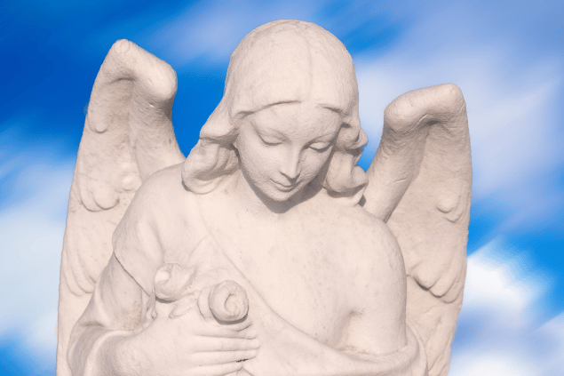 Estátua de anjo representando Hekamiah em céu azul. Ele está com a cabeça inclinada para baixo. 
