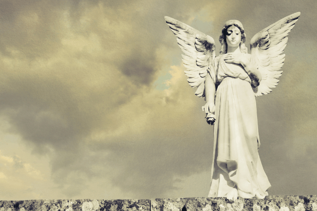 Imagem representativa do anjo da guarda Manakel. No fundo, o céu está nublado e o anjo segura a mão em seu peito. 