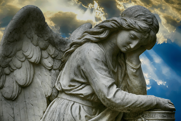 TheDigitalArtist / pixabay / Canva Pro Estátua de anjo representando Sitael em um céu azul com nuvens iluminadas pelo o sol.