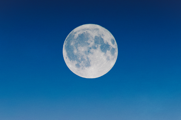 Lua Cheia no céu azul