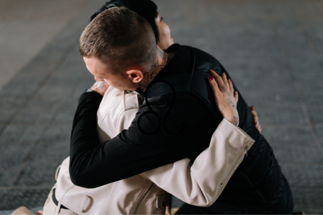 Homem de manga longa abraçando uma mulher de casaco