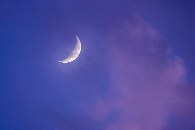 Lua Crescente em um céu roxo