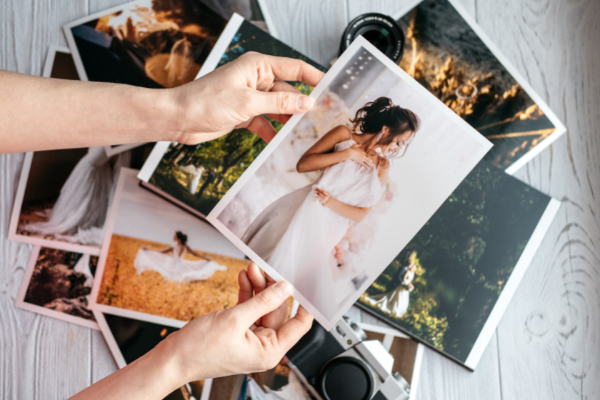 Mãos segurando uma foto de uma noiva de vestido