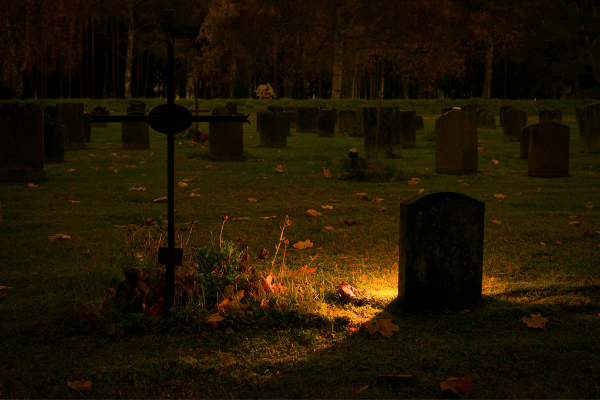 Cemitério todo escuro e cheio de túmulos