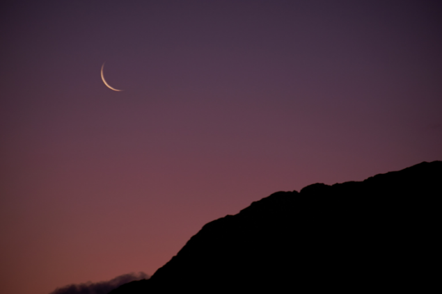 Lua Nova à esquerda de um céu no fim da tarde