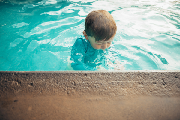 Criança na piscina