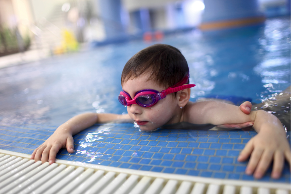 Criança na beira da piscina