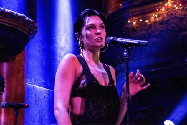Cantora Jessie J cantando em um concerto em São Francisco nos Estados Unidos