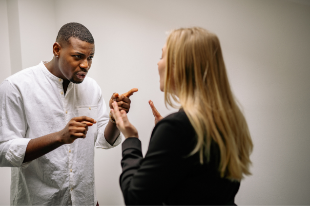 Homem e mulher tendo uma discussão