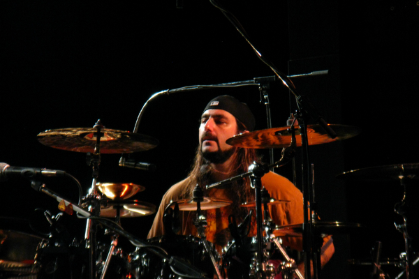 Mike Portnoy tocando bateria no palco
