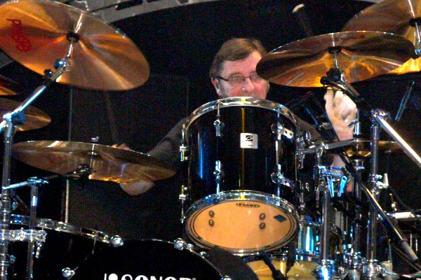 Phil Rudd tocando bateria