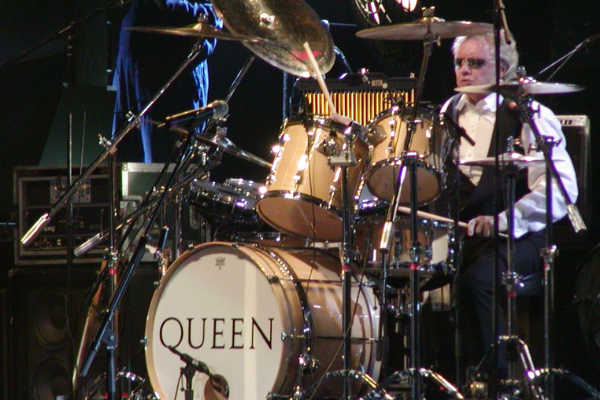 Roger Meddows-Taylor tocando bateria de óculos de sol no palco