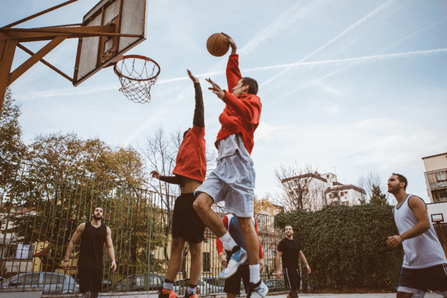Homens brancos jogando basquete.